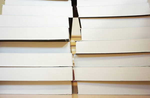 Stapel neuer Bücher, bis oben gestapelt — Stockfoto