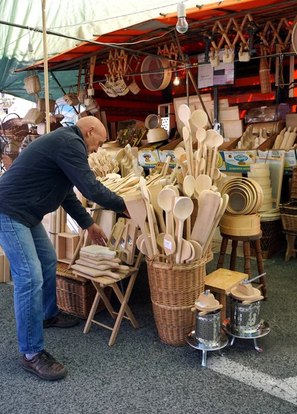 Ein Mann, der Holzprodukte in seinem Straßenladen auf dem Stadtfest anbietet — Stockfoto