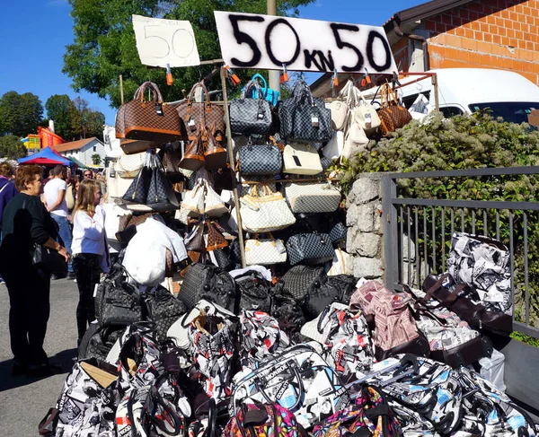 Bolsas falsas y baratas en las ventas callejeras en el mercado callejero de la ciudad — Foto de Stock