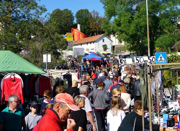 Feria de la calle y el mercado en la ciudad croata de Kastav durante el festival de la celebración del vino joven — Foto de Stock