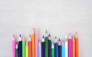 Tahta boyalar farklı renklerde tahta arka planda düz bir şekilde duruyordu.