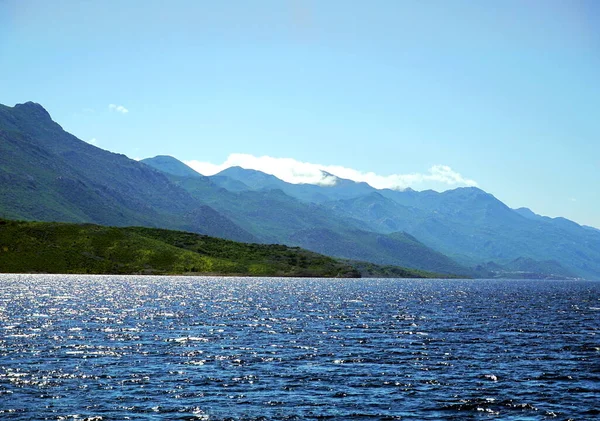 Bellissimo Paesaggio Con Ondulato Mare Blu Primo Piano Colline Montagna — Foto Stock