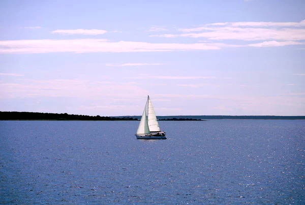 Pittoreska Natur Bakgrund Med Båt Som Seglar Lugnt Det Blå — Stockfoto