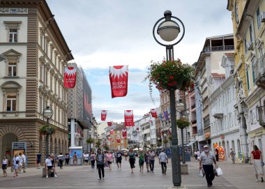 Rijeka, Hırvatistan, 3 Temmuz 2020. Hırvatistan 'ın Rijeka kentinde Korzo caddesi bulutlu bir günde