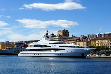 Rijeka, Hırvatistan, 3 Temmuz 2020. Hırvatistan 'ın Rijeka kentinin limanına demir atmış süper büyük megayacht Deniz Yürüyüşü