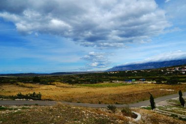 Hırvatistan 'ın Pag adasındaki Kolan kentinin önündeki kırsal arazi ve tarım alanının manzarası
