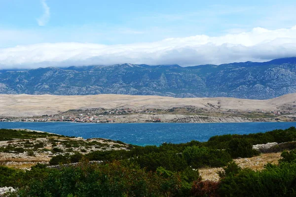 Hırvatistan 'ın Pag adasında güçlü kuzey rüzgarının esintisi sırasında fırtınalı ve dalgalı deniz ve bulutlu gökyüzü