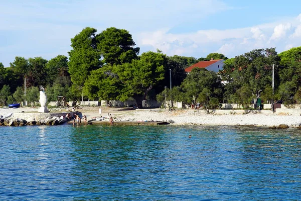 Silba Croácia Agosto 2020 Praia Pedregosa Pessoas Que Bronzeiam Nadam — Fotografia de Stock