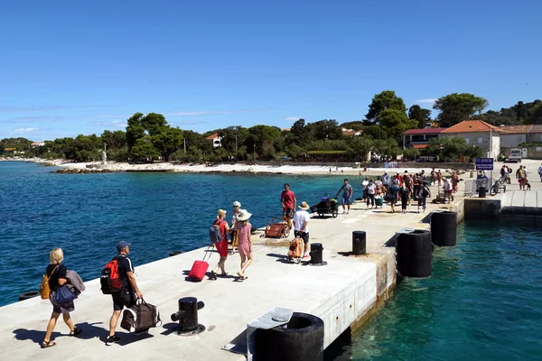 Silba Croácia Agosto 2020 Pessoas Cais Pedra Porto Ilha Croata — Fotografia de Stock