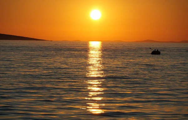 Increíble Puesta Sol Mar Vibrante Colorido Con Silueta Remeros Barco — Foto de Stock