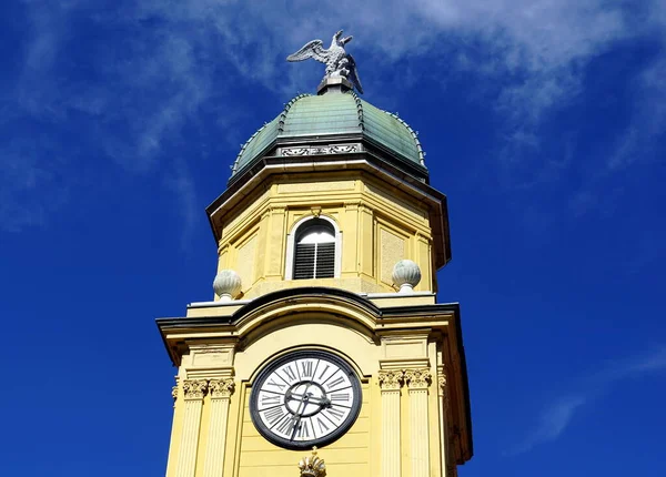 克罗地亚文化遗产 里耶卡市的钟楼 顶部有鹰的石雕 — 图库照片