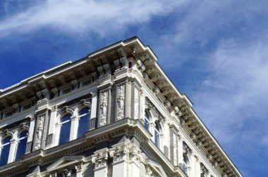 19. yüzyıldan kalma bir binanın dış cephesinin mimari detayları.