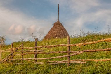 Samanlık ile kırsal manzara