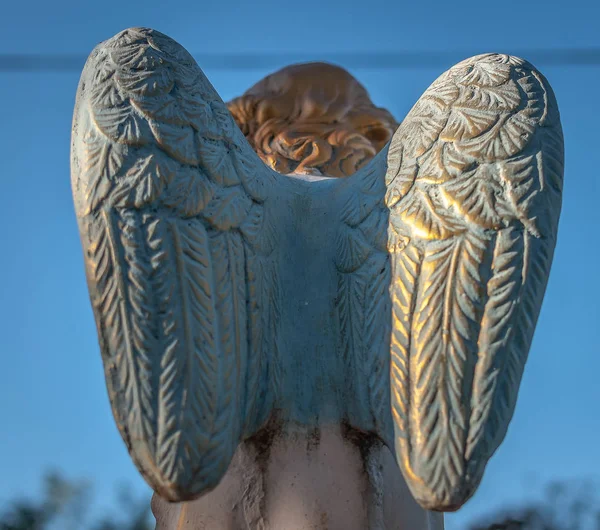 Estatua Ángel Cerca Iglesia Del Pueblo — Foto de Stock