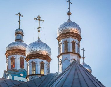 Gün batımında kırsal kilisenin kubbeleri