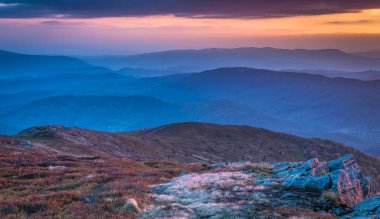 Dağlarda güzel bir gün batımı