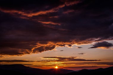 Dağlarda güzel bir gün batımı