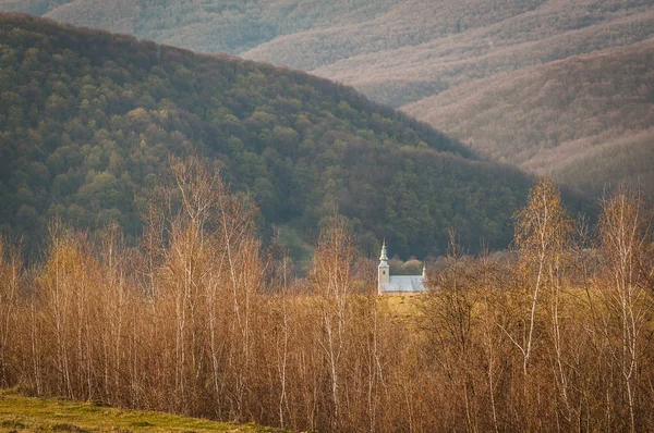 Hegyvidéki Táj Vidéki Templommal — Stock Fotó