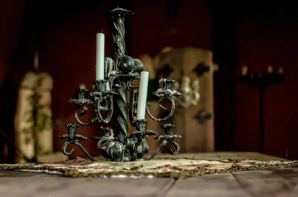 Karanlıkta antika şamdan