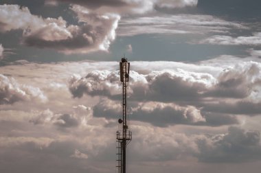 Gökyüzünde dev telefon kulesi