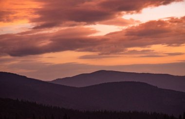 Şafak Karpat Dağları