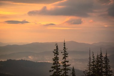 Şafak Karpat Dağları