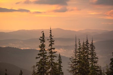 Şafak Karpat Dağları