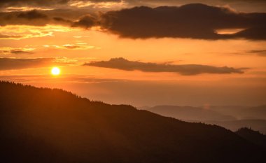 Şafak Karpat Dağları