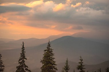 Şafak Karpat Dağları