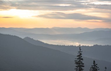 Şafak Karpat Dağları