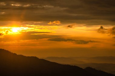 Şafak Karpat Dağları