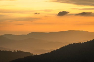 Şafak Karpat Dağları