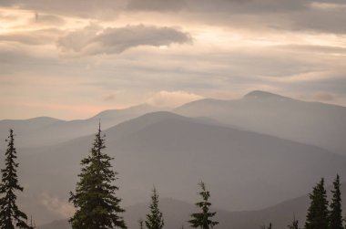 Şafak Karpat Dağları