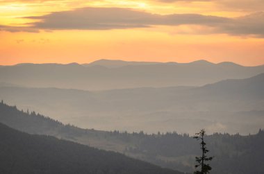 Şafak Karpat Dağları