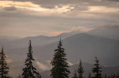 Şafak Karpat Dağları