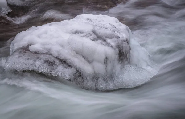 Kışın Bir Dağ Nehrinin Manzarası — Stok fotoğraf