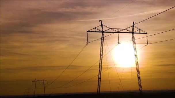 Sonnenuntergang Auf Dem Hintergrund Von Stromleitungen — Stockvideo
