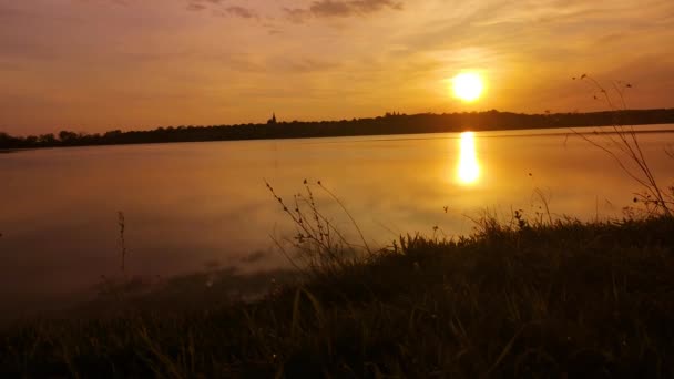 Tiempo Corre Atardecer Sobre Lago Primavera — Vídeo de stock