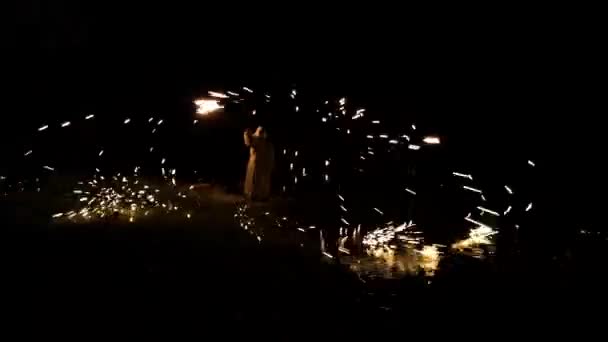 Малювання Вогнем Вночі — стокове відео