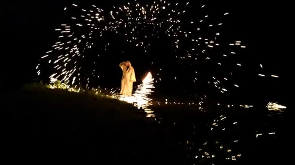 Tekenen Door Vuur Nachts — Stockvideo