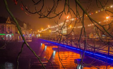 Bir şehir köprüsünün gece manzarası