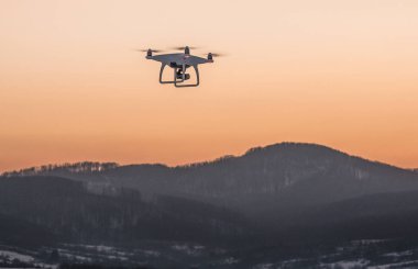 Gün batımında insansız hava aracı