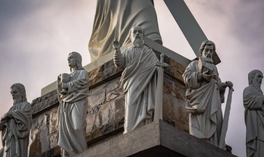 Mesih ve Havariler Anıtı