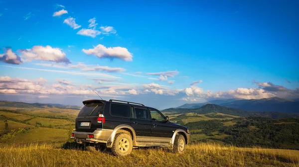 Suv Viaja Nos Cárpatos Verão — Fotografia de Stock