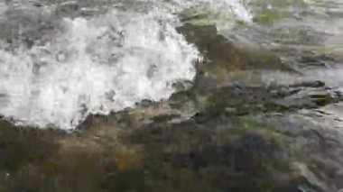 Yaz aylarında dağ nehir suyu