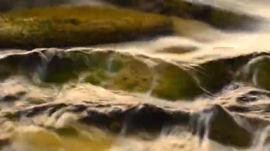 Yaz aylarında dağ nehir suyu