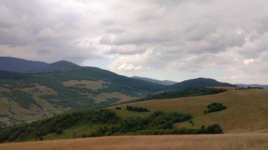 Yazın Karpat Dağları 'nın manzaraları