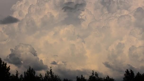 Nuvens Estão Movendo Rapidamente Através Céu — Vídeo de Stock