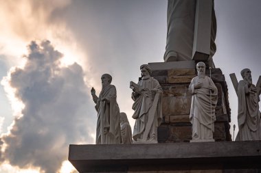 Mesih ve Havariler Anıtı