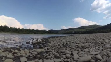 Yaz aylarında dağ nehir suyu